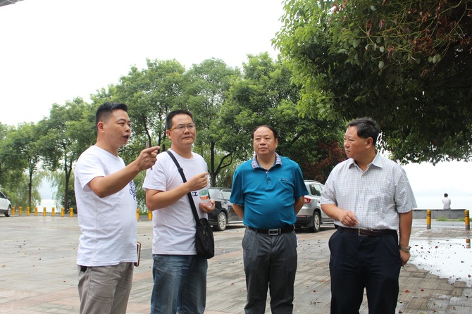 中国科学院洞庭湖湿地生态实验站站长谢永宏博士指导校园水质治理