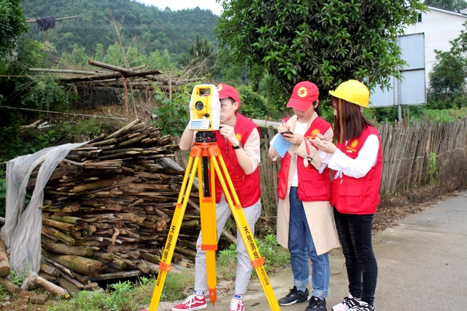 湖南理工学院师生到平江县淡江村开展科技扶贫，为淡江村的乡村振兴提供可靠的规划技术支持。
