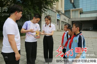 党徽闪闪照我心 党徽闪闪照我心