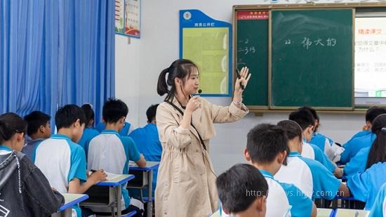 教师正在为平江县三市中学的学生授课.jpg