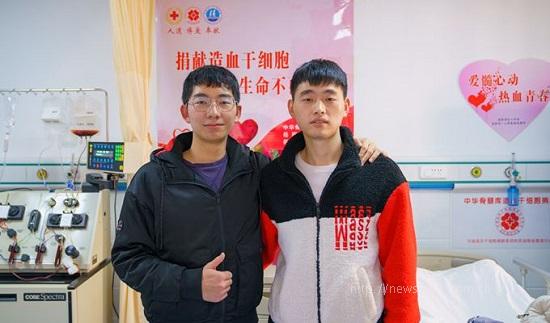 李扬和龚海兵作为同班同学同一时间捐献造血干细胞,两人捐献后合影留念.jpg 李扬和龚海兵作为同班同学同一时间捐献造血干细胞,两人捐献后合影留念.jpg