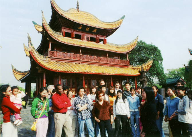 岳阳楼下，来自湖南理工学院的外籍教师参加景区义务讲解员培训（资料图片）