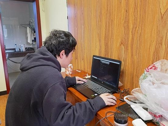 因防疫滞留的美设学院大四学生张文亮在校正常学习生活.jpg