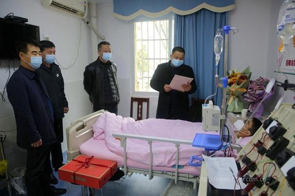 当天,学校领导、老师为罗成伟颁发了“校长奖学金” “南湖学院最美志愿者”等荣誉证书。.jpg 当天,学校领导、老师为罗成伟颁发了“校长奖学金” “南湖学院最美志愿者”等荣誉证书。.jpg