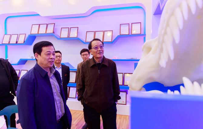 督导组到机械学院3D打印中心了解情况。 督导组到机械学院3D打印中心了解情况。