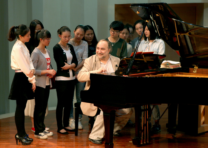 钢琴大师阿卡尔杰夫为学生讲解钢琴弹奏技巧。李凯 摄