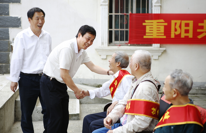 学校党委书记李明慰问老人