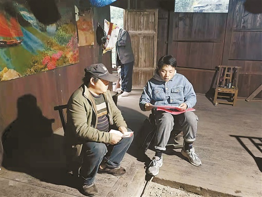 谢治(右)跟村民讲解政策。.jpg 谢治(右)跟村民讲解政策。.jpg