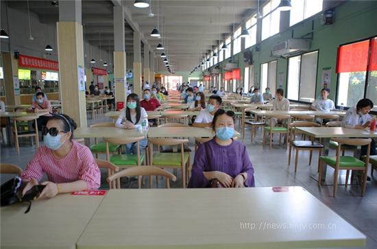 演练中,食堂需一人一桌同向而坐,单独就餐.jpg 演练中,食堂需一人一桌同向而坐,单独就餐.jpg