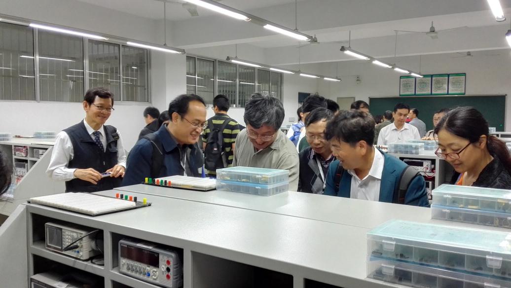 3、国家级实验教学示范中心联席会电子学科组组长韩力教授等专家参观实验室.jpg