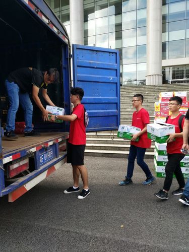 大学生冒着酷暑搬运救灾物资 大学生冒着酷暑搬运救灾物资