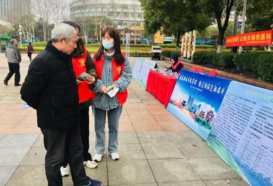 志愿者为市民讲解创森知识.jpg 志愿者为市民讲解创森知识.jpg