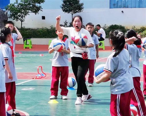 李渊在给学生上课。.jpg 李渊在给学生上课。.jpg