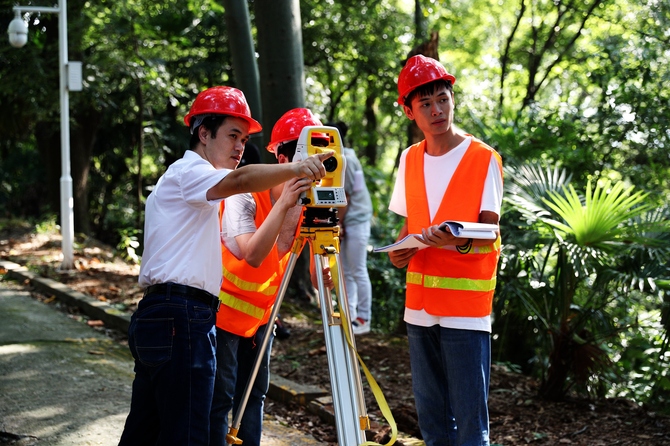 教师指导学生开展文物保护与监测