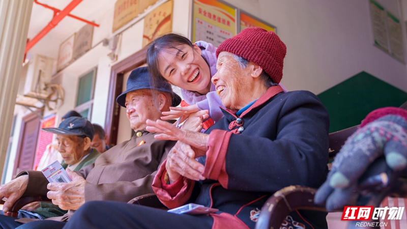 红网时刻岳阳3月4日讯（通讯员 田夏 刘璋）3月4日，湖南理工学院大学生志愿者来到岳阳市奇家岭敬老院和学院路小学。春日暖阳下志愿者们陪伴老人、陪伴留守儿童，多彩的活动，欢快的交谈，传递了幸福与温暖。