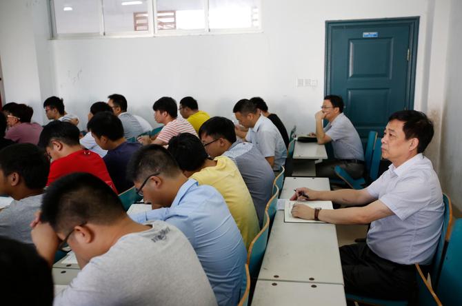 湖南理工学院党委书记李明走进课堂听课 湖南理工学院党委书记李明走进课堂听课