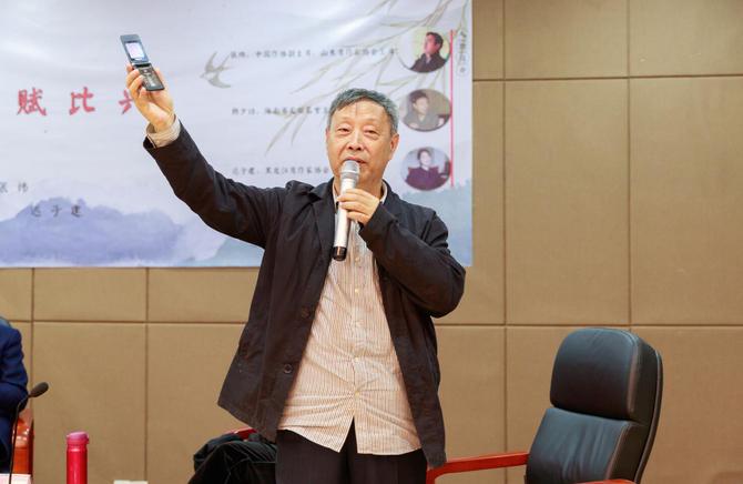 海南省文联名誉主席、鲁迅文学奖获得者韩少功和师生交流。