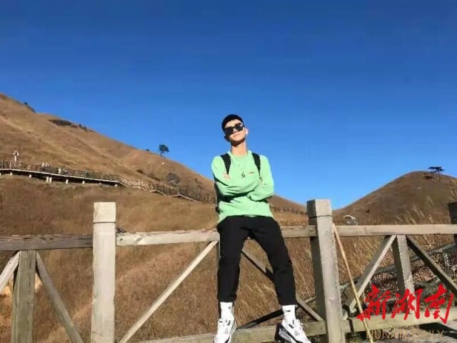 湖南理工学院:小伙出分瞬间激动爆哭,写完60支笔成就考研高分