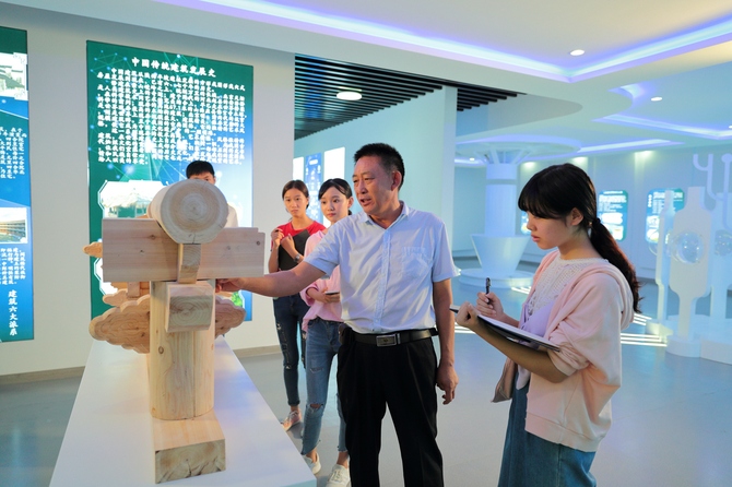 师生在“文物云”平台开展实践教学