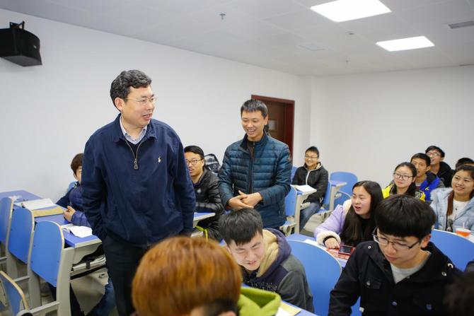 校长卢先明走进课堂,和教师、学生相互交流 校长卢先明走进课堂,和教师、学生相互交流