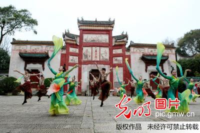 屈子祠前歌舞颂 屈子祠前歌舞颂