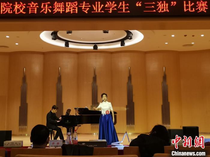 伊利亚带学生比赛并为其伴奏。 受访者供图 伊利亚带学生比赛并为其伴奏。 受访者供图