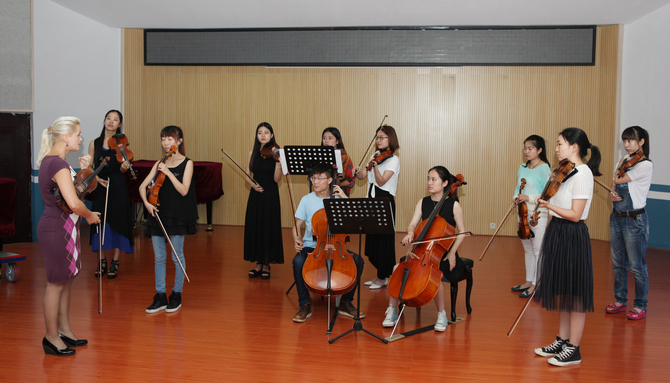 课余时间，小提琴外教安娜经常免费辅导学生。李凯 摄