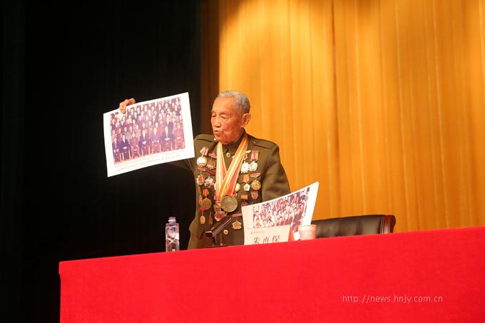 10月16日，94岁高龄的抗美援朝老兵朱再保为湖南理工学院学生讲授党课.jpg